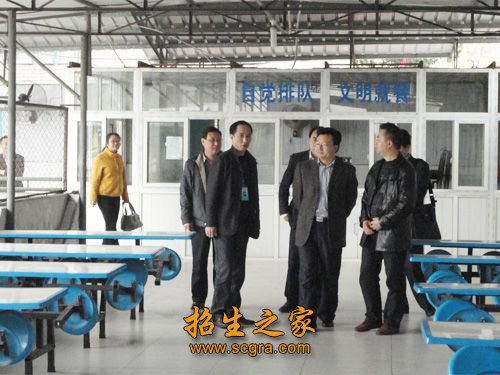 學(xué)校領(lǐng)導(dǎo)