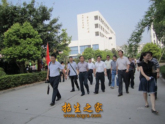 學(xué)校領(lǐng)導(dǎo)