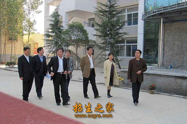 學(xué)校領(lǐng)導(dǎo)