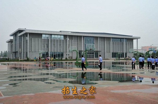 學(xué)院操場(chǎng)