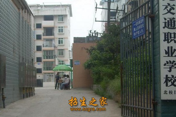 學(xué)校門(mén)口