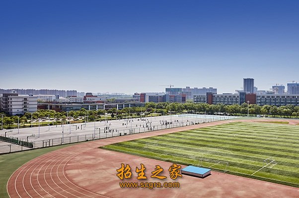 學(xué)校操場(chǎng)