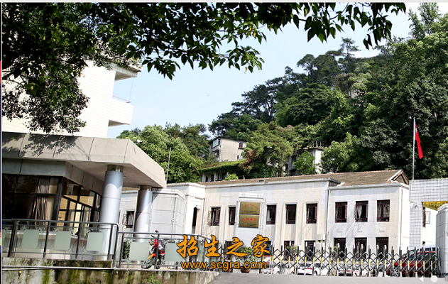 學(xué)校大門(mén)