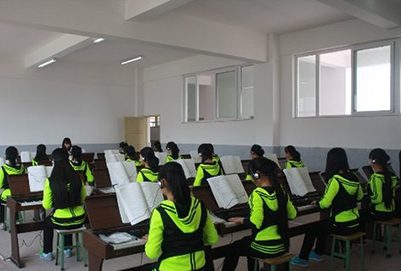 四川省屏山縣職業(yè)技術(shù)學(xué)校文秘專業(yè)學(xué)生上音樂課