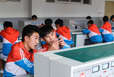 四川省屏山縣職業(yè)技術(shù)學(xué)校電子專業(yè)學(xué)生實訓(xùn)課程