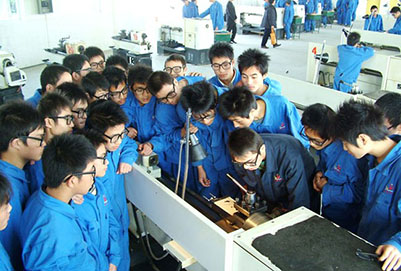 三臺劉營職中鄧軍老師進(jìn)行普通車床操作演示