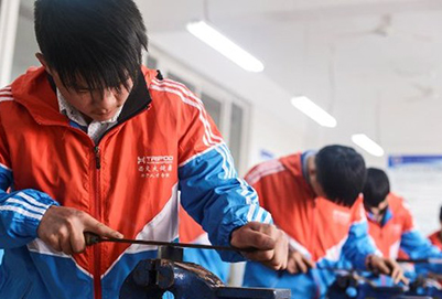 四川省屏山縣職業(yè)技術學校我校學生鉗工實訓