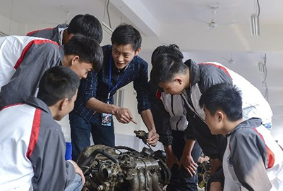 四川省屏山縣職業(yè)技術(shù)學(xué)校我校教師講解發(fā)動(dòng)機(jī)