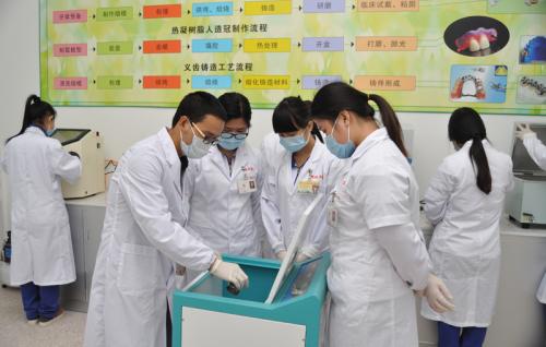 成都大學(xué)附屬衛(wèi)校2020招生簡(jiǎn)章