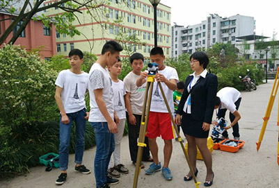 宜賓縣柳嘉職業(yè)技術(shù)學(xué)校使用全站儀測繪實訓(xùn)