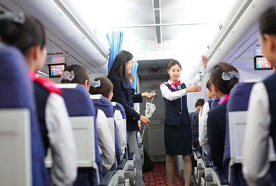 宜賓縣柳嘉職業(yè)技術(shù)學(xué)校學(xué)生在機艙內(nèi)模擬實習(xí)