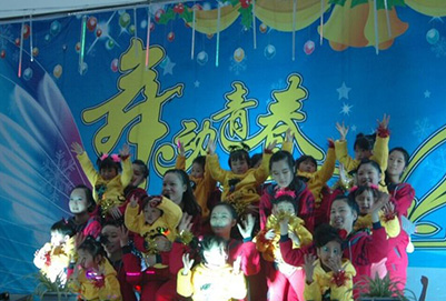 宜賓縣柳嘉職業(yè)技術(shù)學(xué)校幼師專業(yè)學(xué)生與小朋友同臺表演