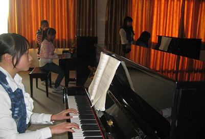 宜賓縣柳嘉職業(yè)技術(shù)學(xué)校鋼琴教學(xué)室