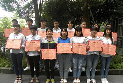 宜賓市南溪職業(yè)技術(shù)學(xué)校計(jì)算機(jī)專業(yè)學(xué)生實(shí)習(xí)員工合影