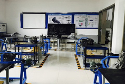 成都五月花學(xué)校汽車維修專業(yè)實訓(xùn)車間設(shè)備（3）