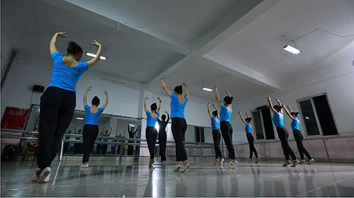 四川愛華學(xué)院形體房