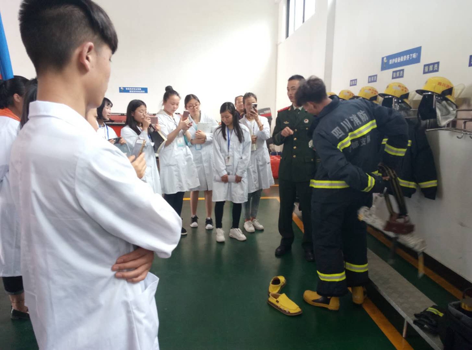 成都都江堰技師學(xué)院醫(yī)藥專業(yè)學(xué)習(xí)參觀消防大隊(duì) 成都都江堰技師學(xué)院醫(yī)藥專業(yè)學(xué)習(xí)參觀消防大隊(duì)