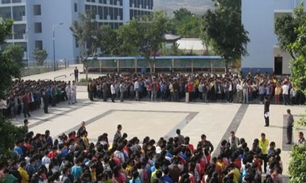 華坪縣職業(yè)高級(jí)中學(xué)師生大會(huì)