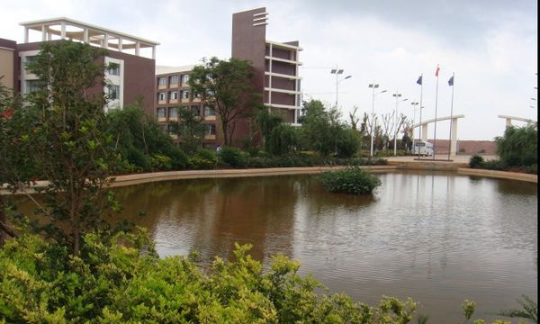 云南科技信息職業(yè)學院校園湖