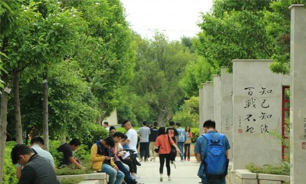 昆明市官渡區(qū)職業(yè)高級(jí)中學(xué)校園小道