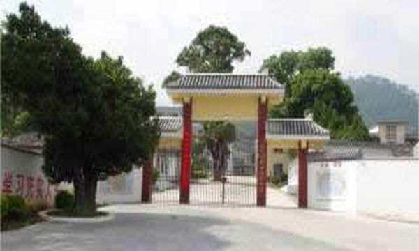 梁河縣職業(yè)高級(jí)中學(xué)學(xué)校大門