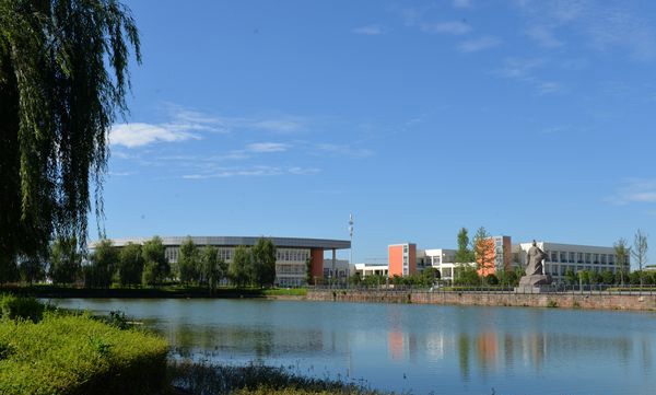 四川水利職業(yè)技術(shù)學(xué)院羊馬校區(qū)行政辦公區(qū)遠(yuǎn)眺 四川水利職業(yè)技術(shù)學(xué)院羊馬校區(qū)行政辦公區(qū)遠(yuǎn)眺