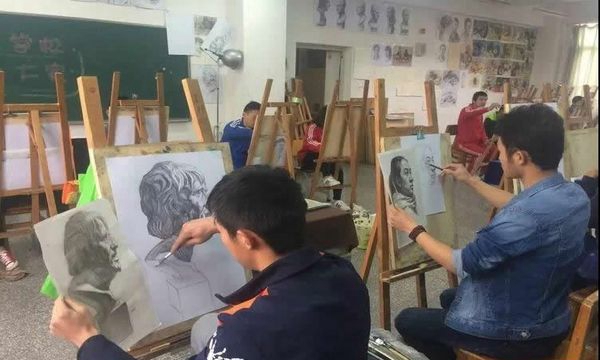 昆明市推拿職業(yè)學(xué)校素描
