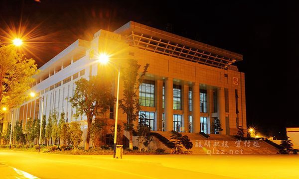 曲靖護(hù)理學(xué)校路燈昏黃