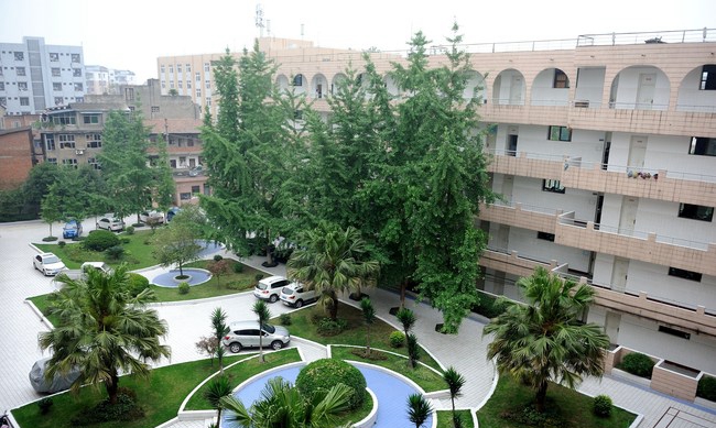 四川省資陽(yáng)師范學(xué)校教學(xué)園區(qū)春景