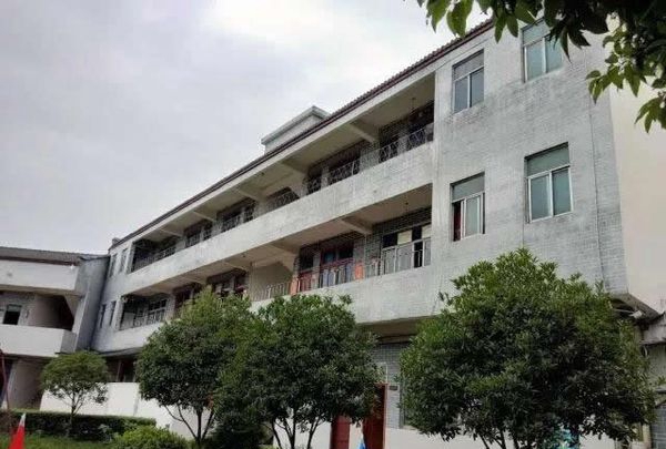 成都市莊園機電職業(yè)技術(shù)學(xué)校校園風(fēng)貌