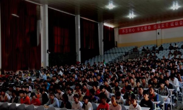 曲靖市陸良職業(yè)技術(shù)學(xué)校觀看視頻