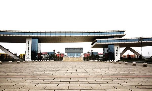 成都藝術(shù)職業(yè)學(xué)院學(xué)校大門