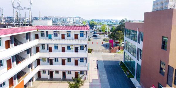 郫縣友愛(ài)職業(yè)技術(shù)學(xué)校行政樓