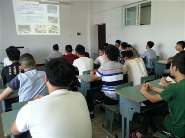 機(jī)床切削加工（車(chē)工方向）、數(shù)控加工（數(shù)控車(chē)工方向）、數(shù)控加工（加工中心操作工方向）、電子技術(shù)應(yīng)用、農(nóng)業(yè)機(jī)械使用與維護(hù)