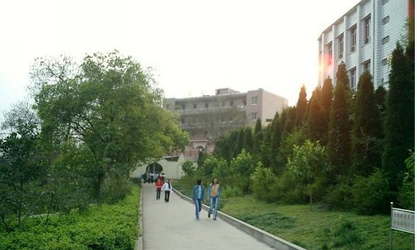 重慶市永川職業(yè)教育中心校園小道