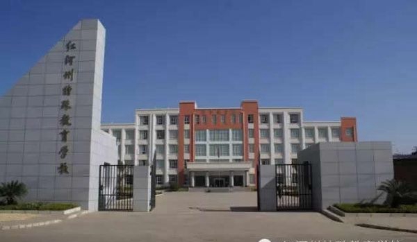 學(xué)校大門(mén)