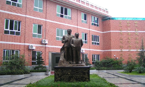 重慶市渝中職業(yè)教育中心校長(zhǎng)雕像