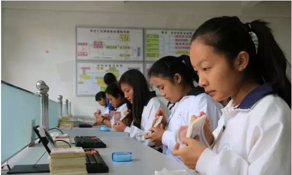 臨滄財(cái)貿(mào)學(xué)校會(huì)計(jì)專業(yè)實(shí)訓(xùn)