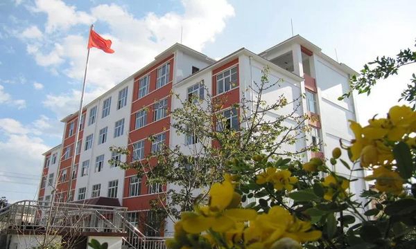 漾濞彝族自治縣職業(yè)高級中學教學樓