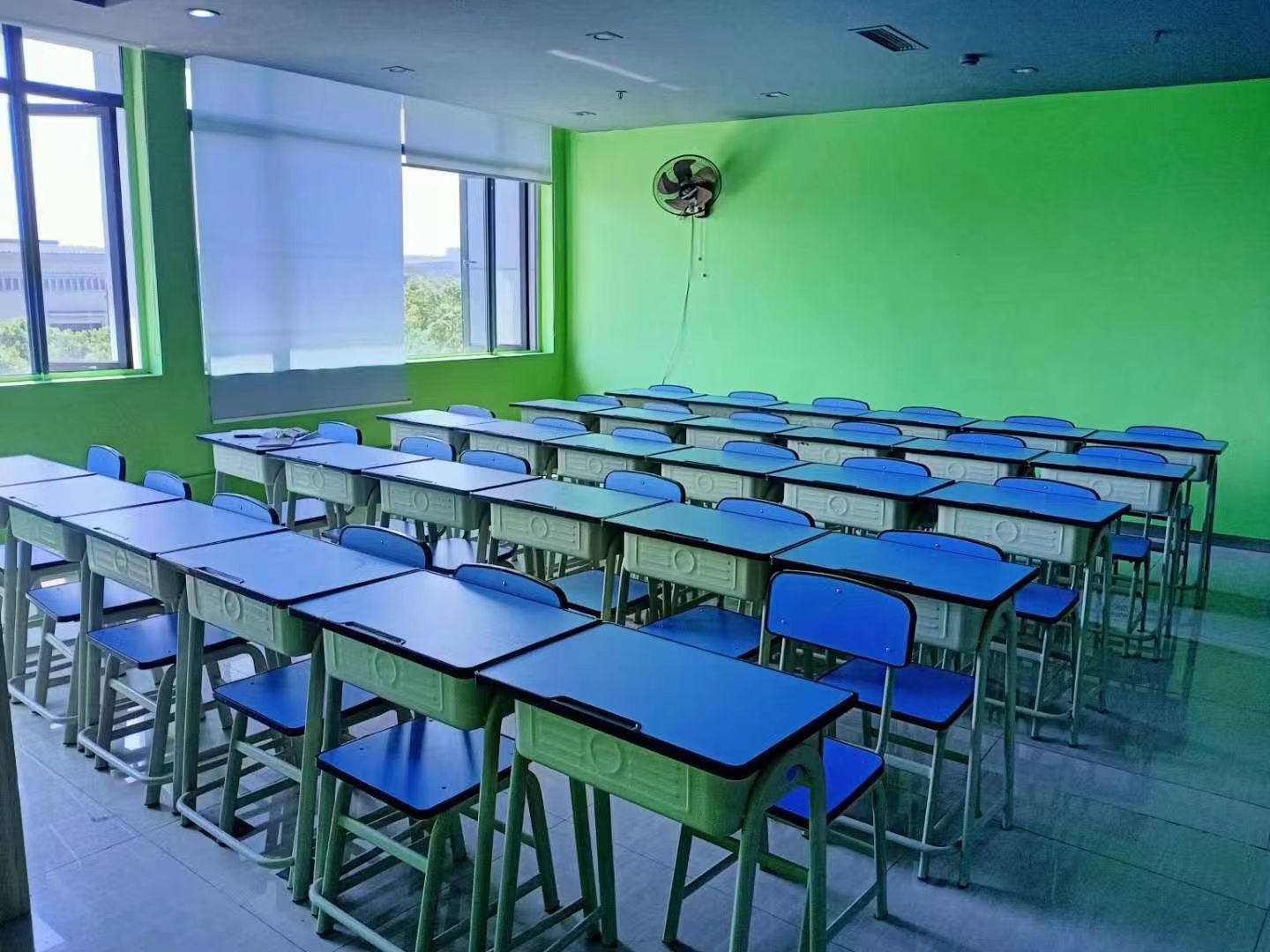 成都美思單招培訓(xùn)學(xué)校課桌